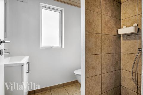 Eines der Badezimmer im Luxusferienhaus Nr. 338