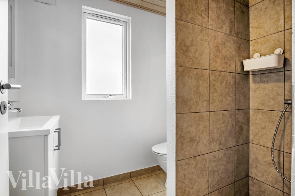 Eines der Badezimmer im Luxusferienhaus Nr. 338