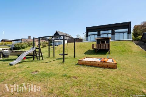Zu dem attraktiven Ferienhaus Nr. 606 in Ostjütland gehört auch ein tolles Angebot im Außenbereich, z. B. Spieleturm und Schaukeln