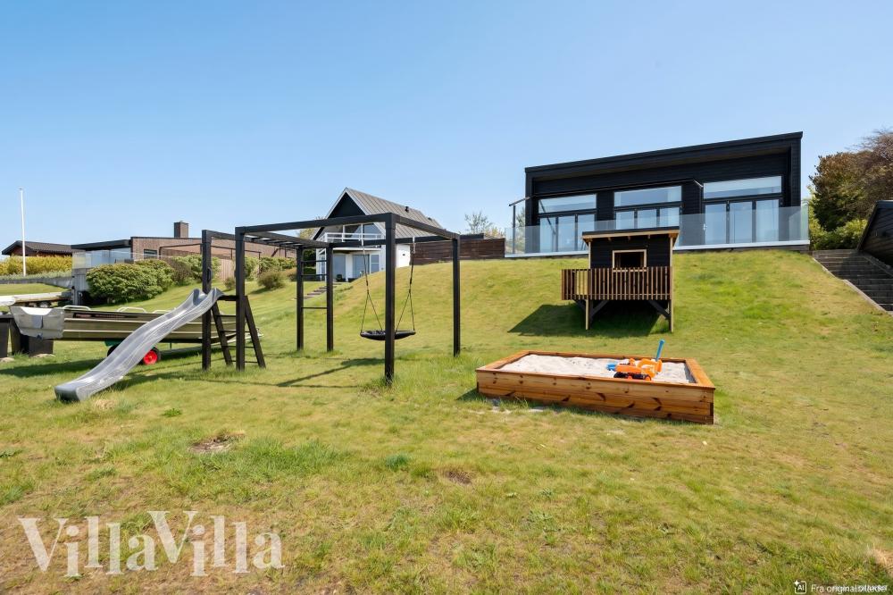 Zu dem attraktiven Ferienhaus Nr. 606 in Ostjütland gehört auch ein tolles Angebot im Außenbereich, z. B. Spieleturm und Schaukeln