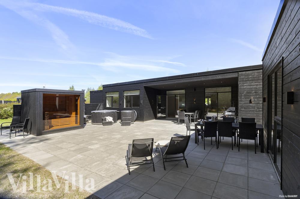 Diese schicke Haus mit Whirlpool Nr. 979 mit Platz für 16 Personen liegt in Ostjütland