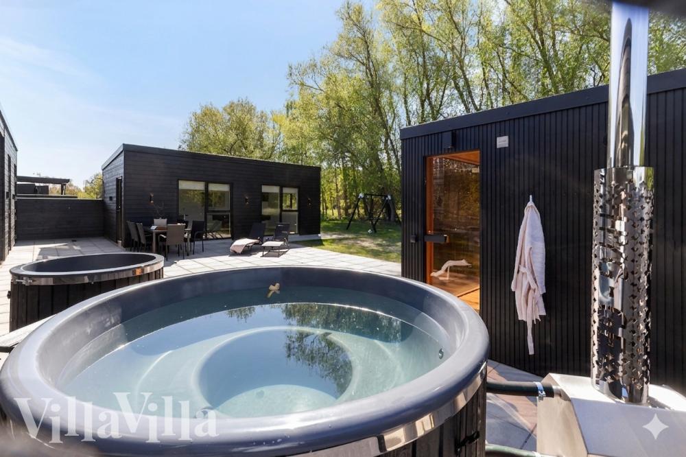 Genießen Sie den warmen Whirlpool im Luxusferienhaus Nr. 979 in Ostjütland