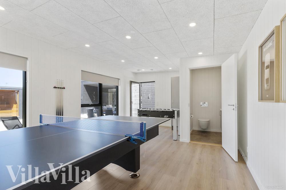 Neben den vielen schönen Stunden, die man im Poolbereich des Hauses verbringen kann, bietet das Luxusferienhaus 979 auch Spielevergnügen bei Billard/Tischtennis und Darts