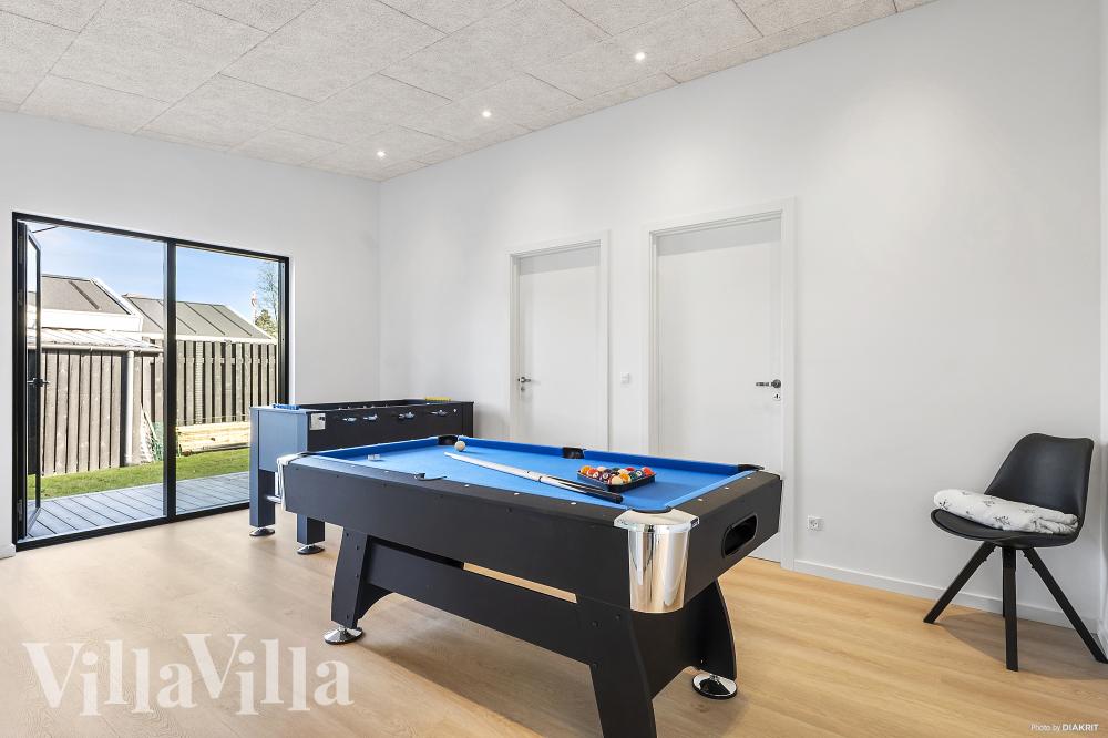 Neben den vielen schönen Stunden, die man im Poolbereich des Hauses verbringen kann, bietet das Luxusferienhaus 977 auch Spielevergnügen bei Billard/Tischtennis und Darts