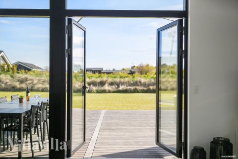 Genießen Sie einen Grillabend auf der Terrasse des Luxusferienhauses Nr. 977 in Nordjütland