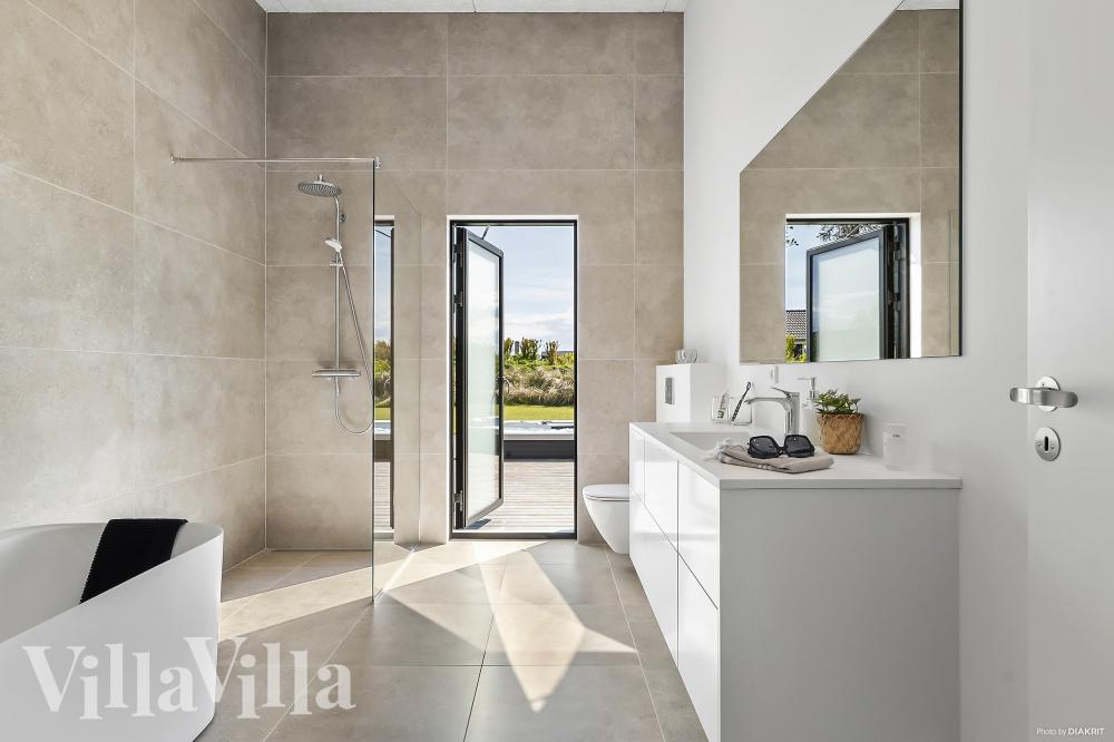 Eines der Badezimmer im Luxusferienhaus Nr. 977