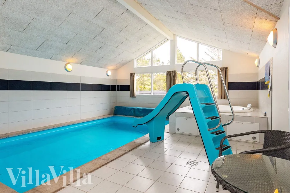 Terrasse des Ferienhauses Nr. 295 mit Pool in Ålbæk, Nordjütland
