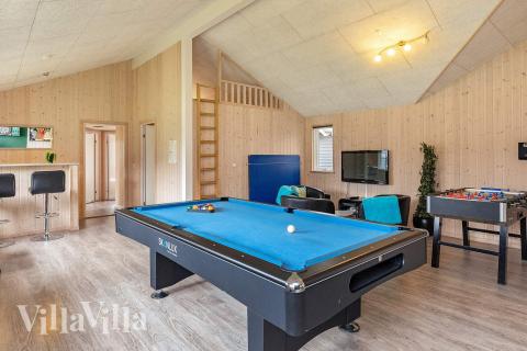 Neben den vielen schönen Stunden, die man im Poolbereich des Hauses verbringen kann, bietet das Luxusferienhaus 295 auch Spielevergnügen bei Billard/Tischtennis und Darts