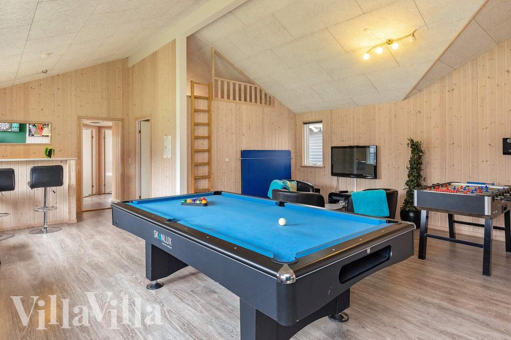 Neben den vielen schönen Stunden, die man im Poolbereich des Hauses verbringen kann, bietet das Luxusferienhaus 295 auch Spielevergnügen bei Billard/Tischtennis und Darts