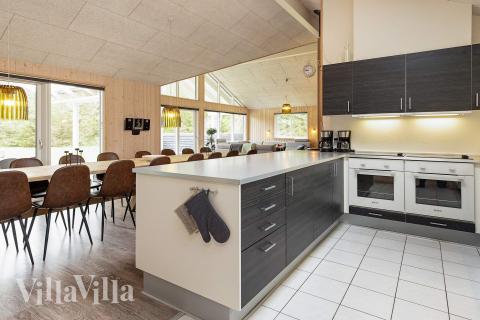 Die Küche in dem Luxusferienhaus Nr. 295 ist so gut ausgestattet, dass man problemlos Mahlzeiten für 18 Personen zubereiten kann.