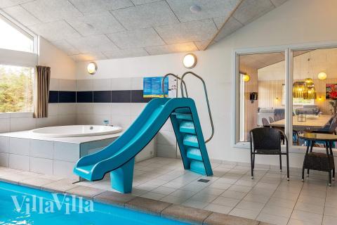 Der schicke Pool im Luxusferienhaus Nr. 295 für 18 Personen
