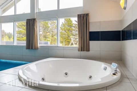 Genießen Sie den warmen Whirlpool im Luxusferienhaus Nr. 295 in Nordjütland