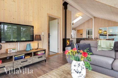 Die Couch im Luxusferienhaus Nr. 295 in Nordjütland lädt zu Gesellschaftsspielen oder zu Kinoabenden ein.