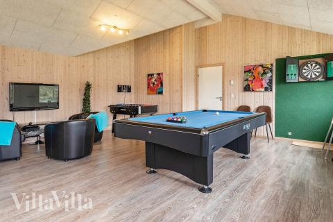 Das Luxusferienhaus 295 für 18 Personen hat einen großen Aktivitätsraum mit u. a. Billard und Darts