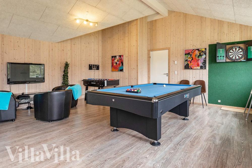 Das Luxusferienhaus 295 für 18 Personen hat einen großen Aktivitätsraum mit u. a. Billard und Darts
