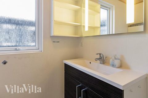 Eines der Badezimmer im Luxusferienhaus Nr. 295