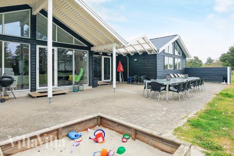 Zu dem attraktiven Ferienhaus Nr. 295 in Nordjütland gehört auch ein tolles Angebot im Außenbereich, z. B. Spieleturm und Schaukeln