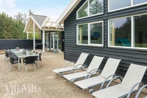 Das Luxusferienhaus Nr. 295 hat eine tolle Terrasse, die mit hochwertigen Gartenmöbeln für 18 Personen ausgestattet ist.