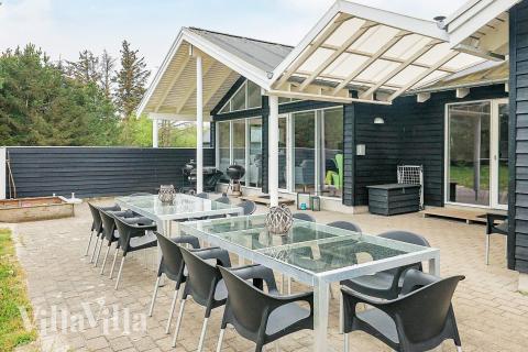 Genießen Sie einen Grillabend auf der Terrasse des Luxusferienhauses Nr. 295 in Nordjütland