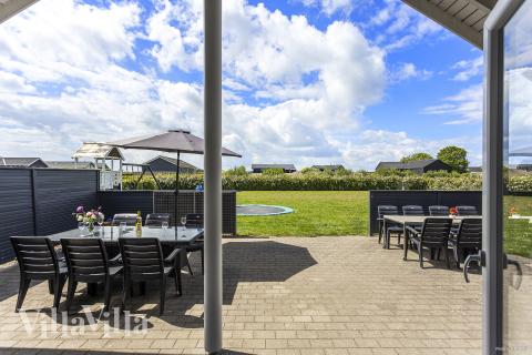 Das Luxusferienhaus Nr. 338 hat eine tolle Terrasse, die mit hochwertigen Gartenmöbeln für 16 Personen ausgestattet ist.