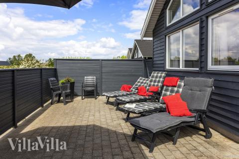 Auf der Terrasse des Ferienhauses Nr. 338 ist Platz für 16 Personen.