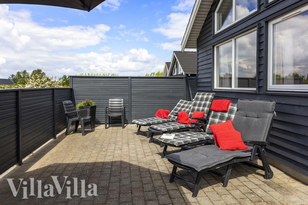 Auf der Terrasse des Ferienhauses Nr. 338 ist Platz für 16 Personen.