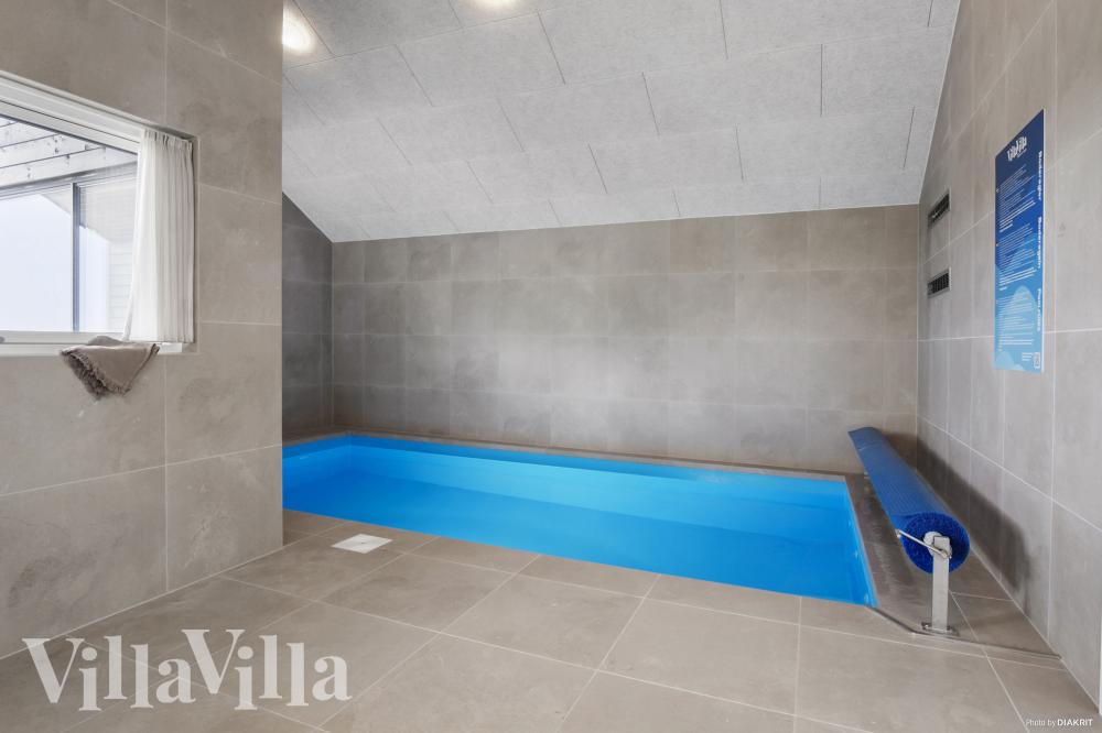 Das Ferienhaus 922 hat einen schicken Poolbereich mit Wasserrutsche, einem geräumigen, eingelassenen Whirlpool und einer Sauna.