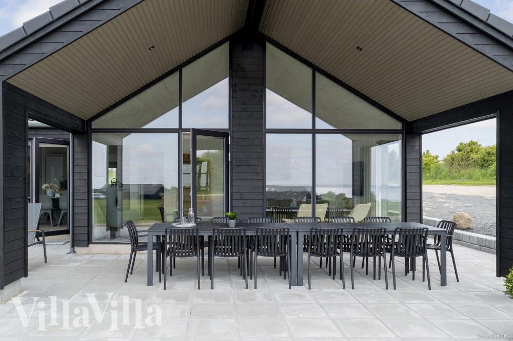 Auf der Terrasse des Ferienhauses Nr. 922 ist Platz für 14 Personen.