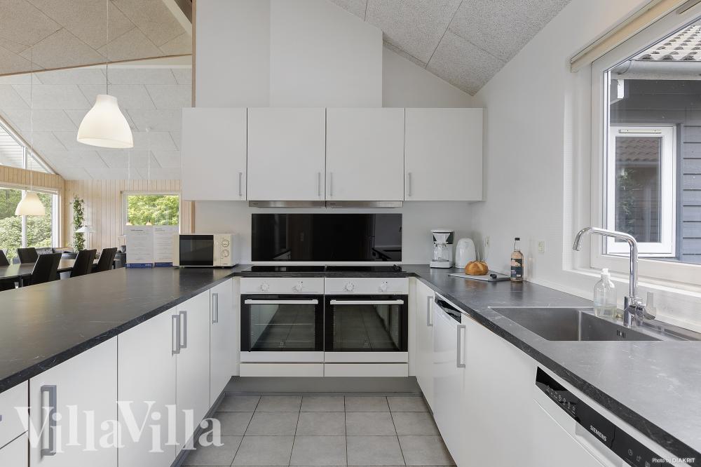 Die Küche in dem Luxusferienhaus Nr. 255 ist so gut ausgestattet, dass man problemlos Mahlzeiten für 18 Personen zubereiten kann.