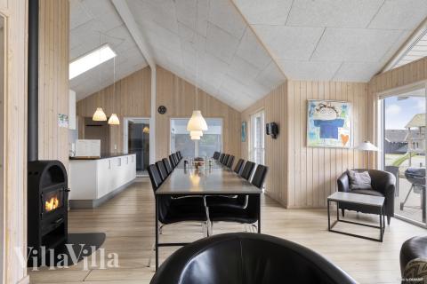 Aufenthaltsraum mit Platz für 18 im Luxusferienhaus Nr. 255.