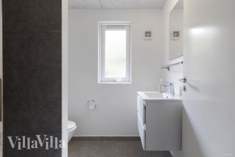 Eines der Badezimmer im Luxusferienhaus Nr. 255