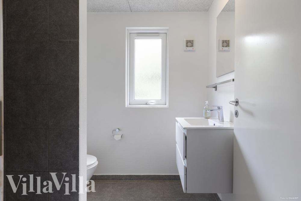 Eines der Badezimmer im Luxusferienhaus Nr. 255