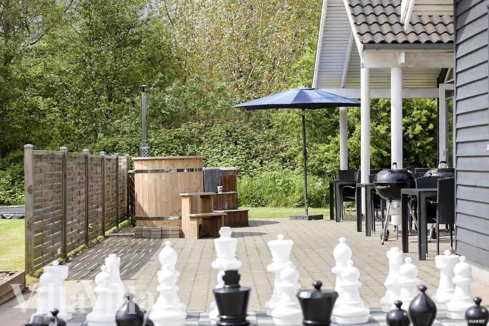 Genießen Sie einen Grillabend auf der Terrasse des Luxusferienhauses Nr. 255 in Südjütland