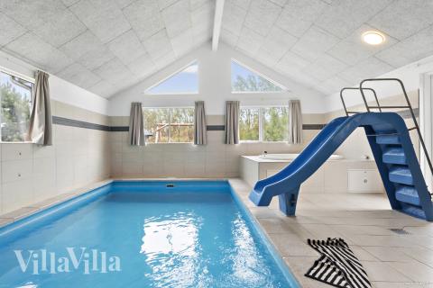 Das Ferienhaus 314 hat einen schicken Poolbereich mit Wasserrutsche, einem geräumigen, eingelassenen Whirlpool und einer Sauna.