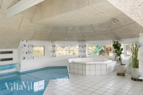 Das Ferienhaus 675 hat einen schicken Poolbereich mit Wasserrutsche, einem geräumigen, eingelassenen Whirlpool und einer Sauna.