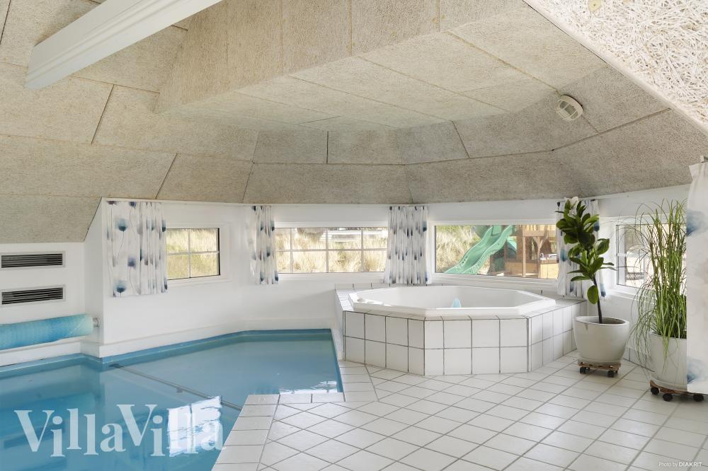 Das Ferienhaus 675 hat einen schicken Poolbereich mit Wasserrutsche, einem geräumigen, eingelassenen Whirlpool und einer Sauna.