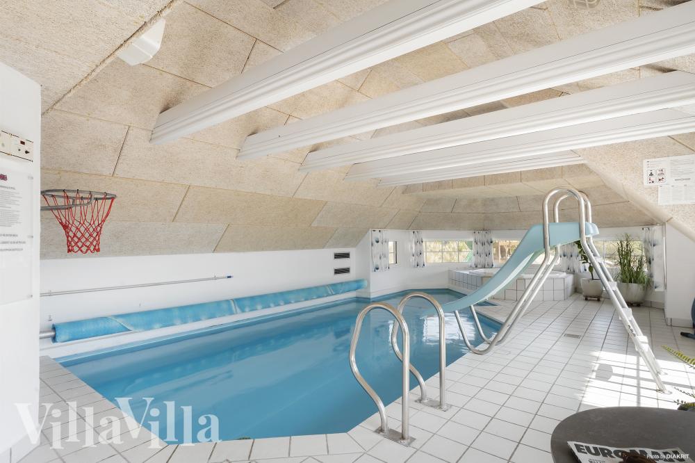Hüpft im Luxusferienhaus Nr. 675 in Westjütland in den Pool.