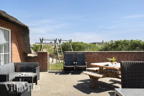 Genießen Sie einen Grillabend auf der Terrasse des Luxusferienhauses Nr. 675 in Westjütland