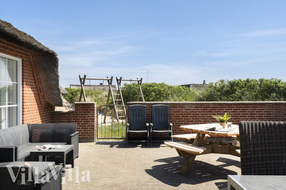 Genießen Sie einen Grillabend auf der Terrasse des Luxusferienhauses Nr. 675 in Westjütland