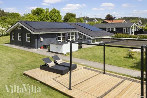 Dieses schöne Poolhaus Nr. 964 mit Platz für 12 Personen liegt in Ostjütland