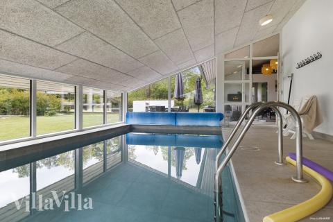 Das Ferienhaus 964 hat einen schicken Poolbereich mit Wasserrutsche, einem geräumigen, eingelassenen Whirlpool und einer Sauna.