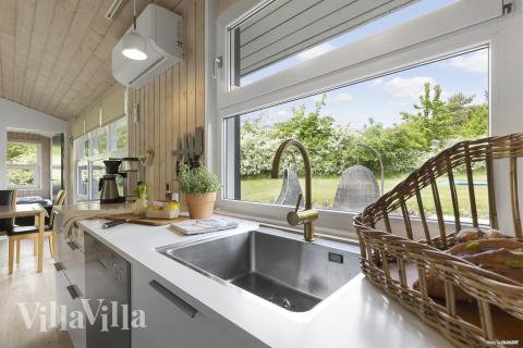 Gut ausgestattete Küche im Luxusferienhaus Nr. 964 in Ostjütland.