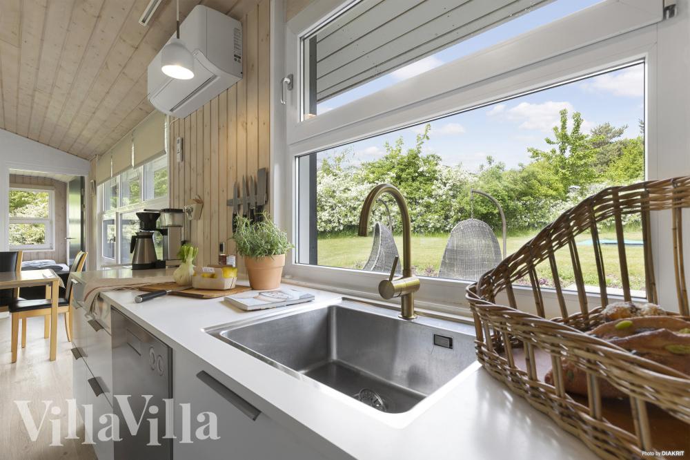 Gut ausgestattete Küche im Luxusferienhaus Nr. 964 in Ostjütland.
