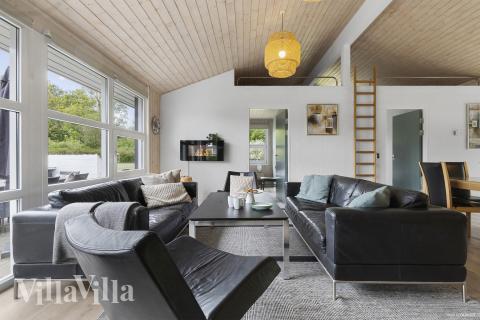 Die Couch im Luxusferienhaus Nr. 964 in Ostjütland lädt zu Gesellschaftsspielen oder zu Kinoabenden ein.