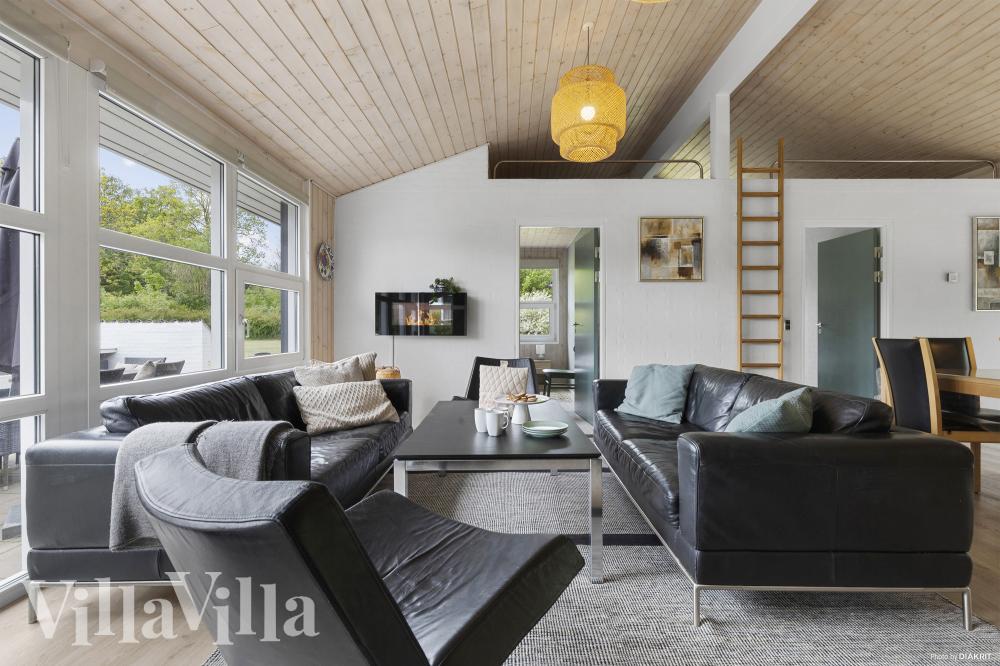 Die Couch im Luxusferienhaus Nr. 964 in Ostjütland lädt zu Gesellschaftsspielen oder zu Kinoabenden ein.