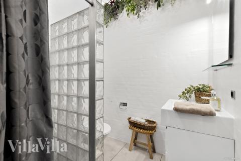 Eines der Badezimmer im Luxusferienhaus Nr. 964