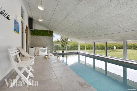 Hüpft im Luxusferienhaus Nr. 964 in Ostjütland in den Pool.