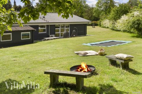 Zu dem attraktiven Ferienhaus Nr. 964 in Ostjütland gehört auch ein tolles Angebot im Außenbereich, z. B. Spieleturm und Schaukeln