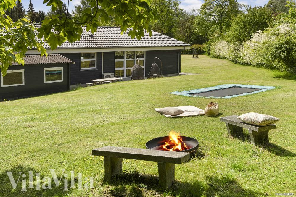 Zu dem attraktiven Ferienhaus Nr. 964 in Ostjütland gehört auch ein tolles Angebot im Außenbereich, z. B. Spieleturm und Schaukeln