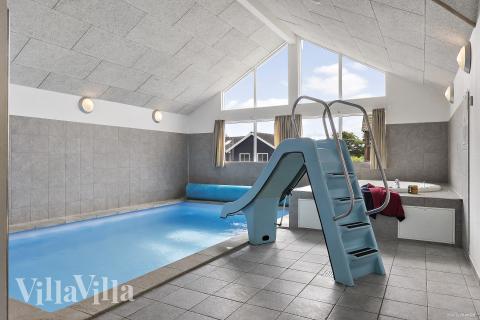 Das Ferienhaus 255 hat einen schicken Poolbereich mit Wasserrutsche, einem geräumigen, eingelassenen Whirlpool und einer Sauna.